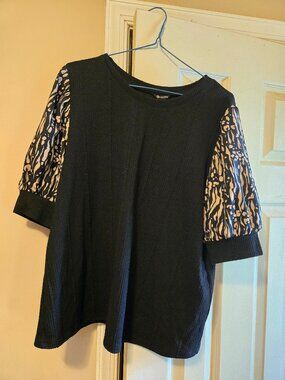 XL Versona black waffle top with black tan accent puff sleeves